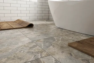 Carrelage en grès cérame grand format dans une salle de bain moderne avec baignoire autoportante blanche