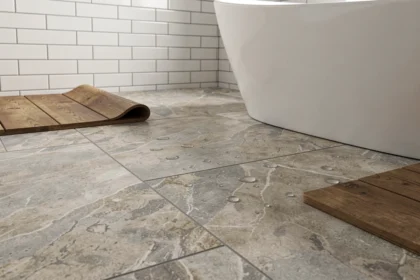 Carrelage en grès cérame grand format dans une salle de bain moderne avec baignoire autoportante blanche